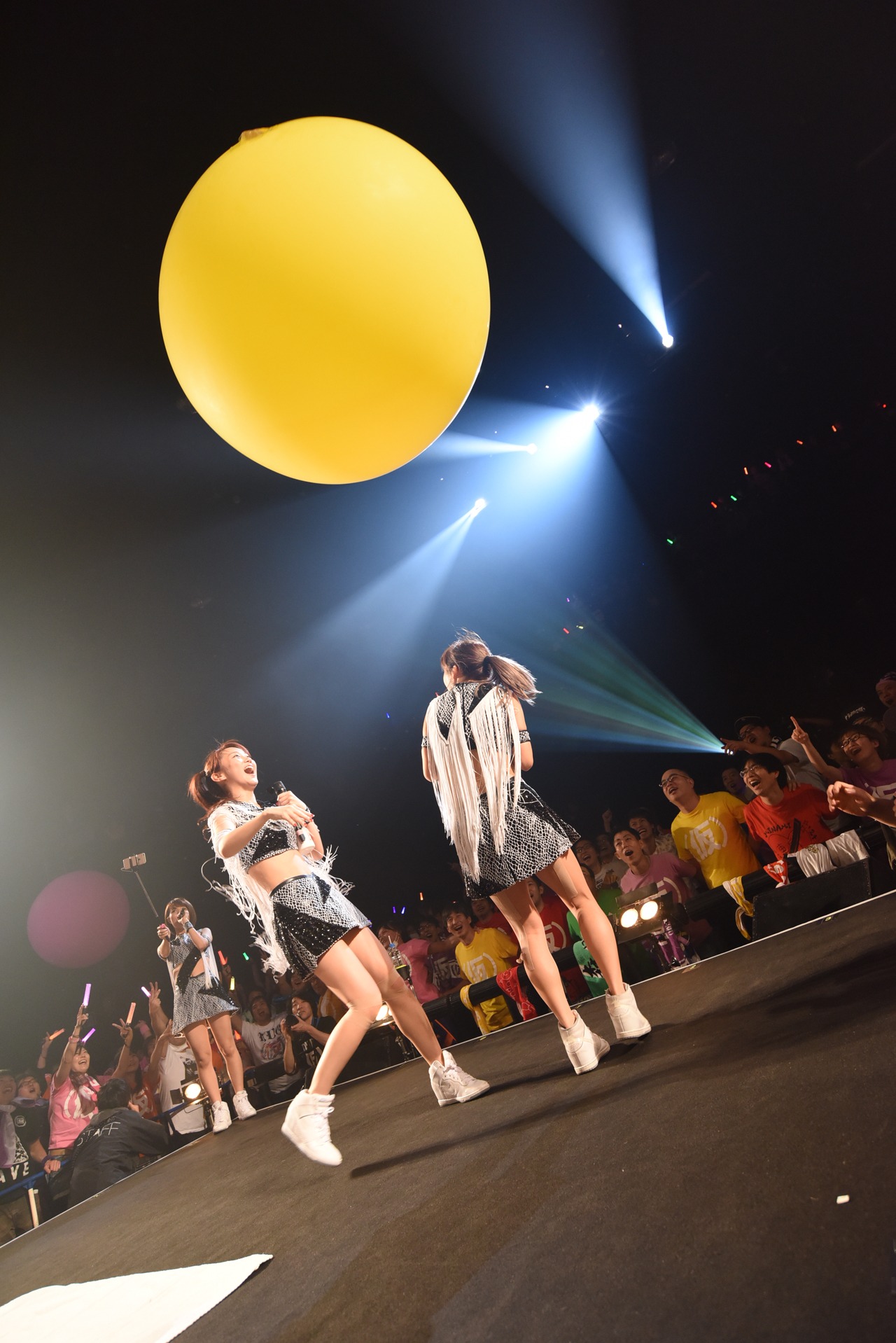 「アップアップガールズ（仮）ライブハウスツアー2015 ハイスパート RAVE FESTIVAL～Zepp Tokyo決戦～」の様子。