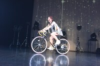 ロードバイクに乗る森咲樹。