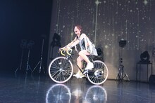 ロードバイクに乗る森咲樹。