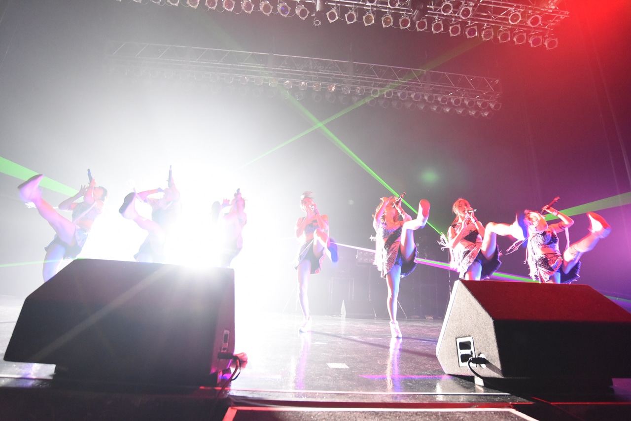 「アップアップガールズ（仮）ライブハウスツアー2015 ハイスパート RAVE FESTIVAL～Zepp Tokyo決戦～」の様子。