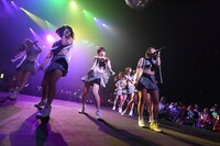 「アップアップガールズ（仮）ライブハウスツアー2015 ハイスパート RAVE FESTIVAL～Zepp Tokyo決戦～」の様子。