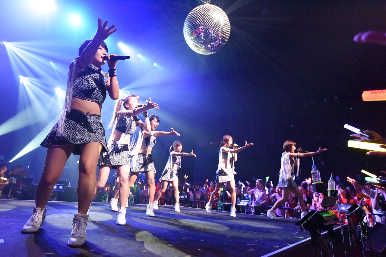 「アップアップガールズ（仮）ライブハウスツアー2015 ハイスパート RAVE FESTIVAL～Zepp Tokyo決戦～」の様子。