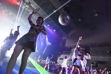 「アップアップガールズ（仮）ライブハウスツアー2015 ハイスパート RAVE FESTIVAL～Zepp Tokyo決戦～」の様子。