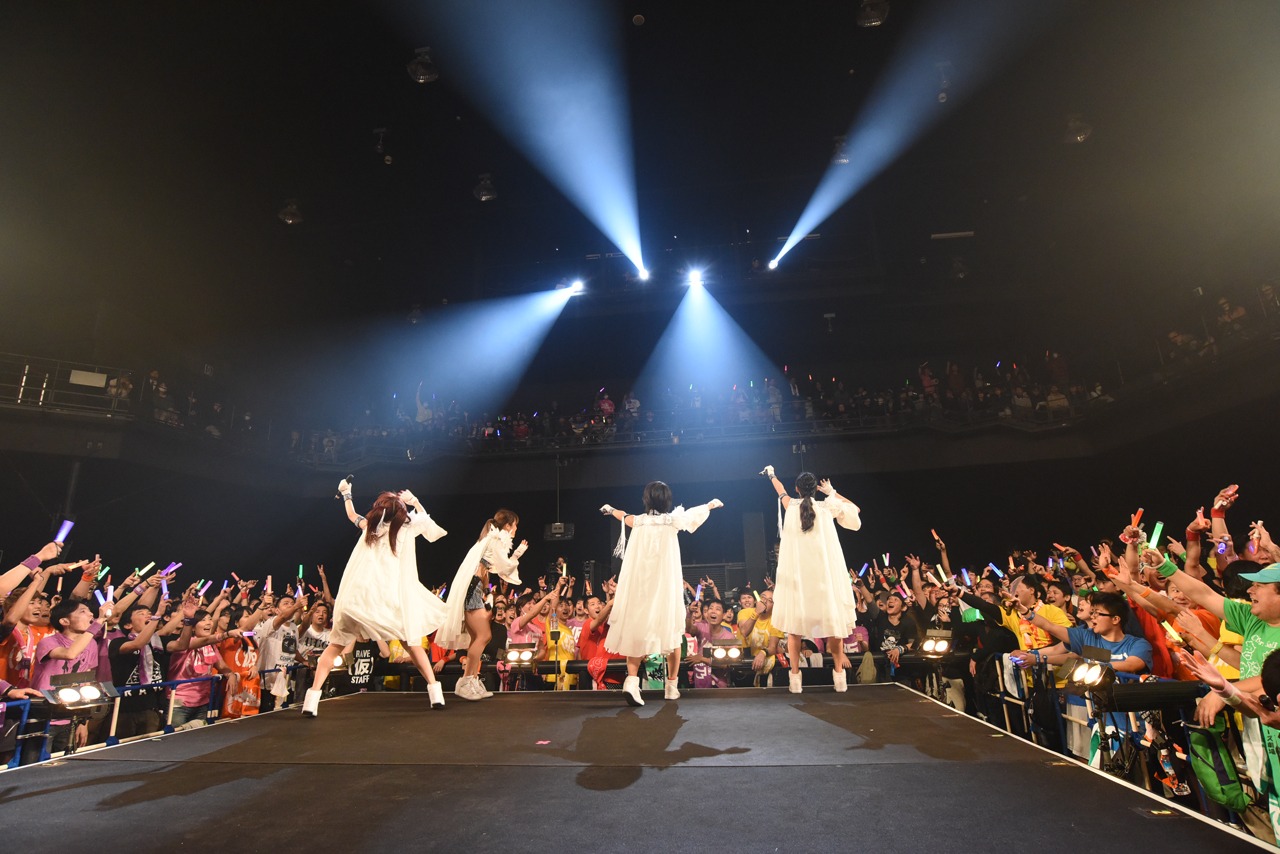 「アップアップガールズ（仮）ライブハウスツアー2015 ハイスパート RAVE FESTIVAL～Zepp Tokyo決戦～」の様子。
