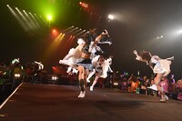 「アップアップガールズ（仮）ライブハウスツアー2015 ハイスパート RAVE FESTIVAL～Zepp Tokyo決戦～」の様子。