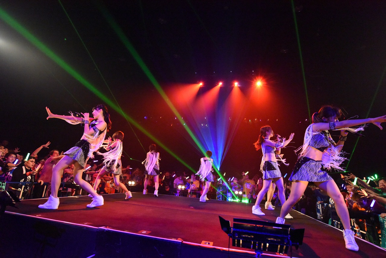 「アップアップガールズ（仮）ライブハウスツアー2015 ハイスパート RAVE FESTIVAL～Zepp Tokyo決戦～」の様子。