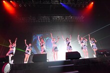 「アップアップガールズ（仮）ライブハウスツアー2015 ハイスパート RAVE FESTIVAL～Zepp Tokyo決戦～」の様子。