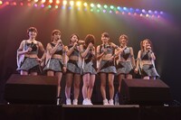 涙ぐむ関根梓を囲むメンバーたち。