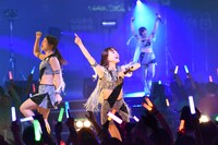 「アップアップガールズ（仮）ライブハウスツアー2015 ハイスパート RAVE FESTIVAL～Zepp Tokyo決戦～」の様子。