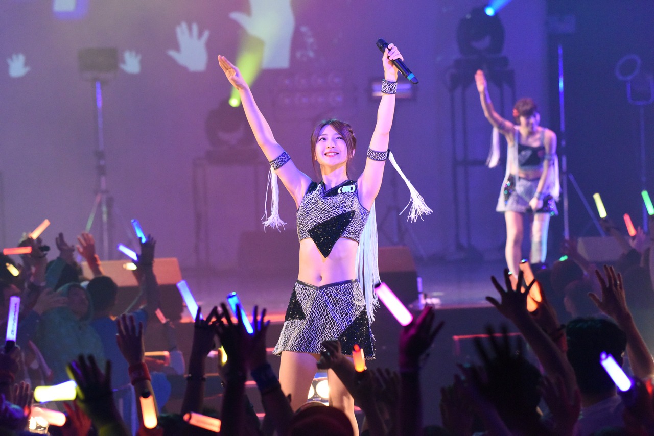 「アップアップガールズ（仮）ライブハウスツアー2015 ハイスパート RAVE FESTIVAL～Zepp Tokyo決戦～」の様子。