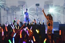 「アップアップガールズ（仮）ライブハウスツアー2015 ハイスパート RAVE FESTIVAL～Zepp Tokyo決戦～」の様子。