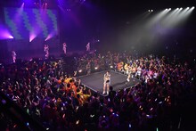 「アップアップガールズ（仮）ライブハウスツアー2015 ハイスパート RAVE FESTIVAL～Zepp Tokyo決戦～」の様子。