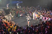 「アップアップガールズ（仮）ライブハウスツアー2015 ハイスパート RAVE FESTIVAL～Zepp Tokyo決戦～」の様子。