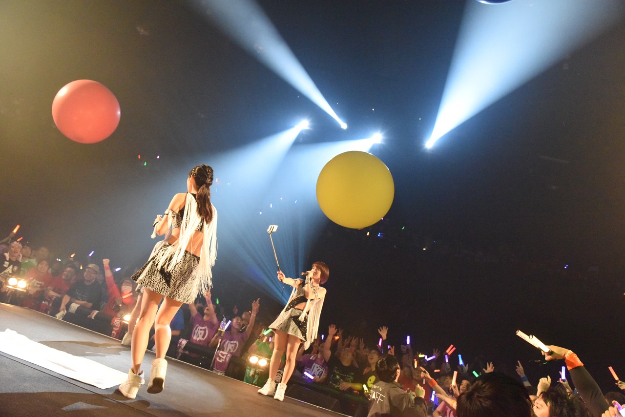 「アップアップガールズ（仮）ライブハウスツアー2015 ハイスパート RAVE FESTIVAL～Zepp Tokyo決戦～」の様子。