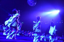 「アップアップガールズ（仮）ライブハウスツアー2015 ハイスパート RAVE FESTIVAL～Zepp Tokyo決戦～」の様子。
