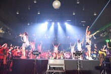 「アップアップガールズ（仮）ライブハウスツアー2015 ハイスパート RAVE FESTIVAL～Zepp Tokyo決戦～」の様子。