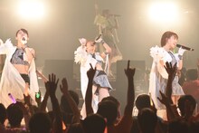 「アップアップガールズ（仮）ライブハウスツアー2015 ハイスパート RAVE FESTIVAL～Zepp Tokyo決戦～」の様子。