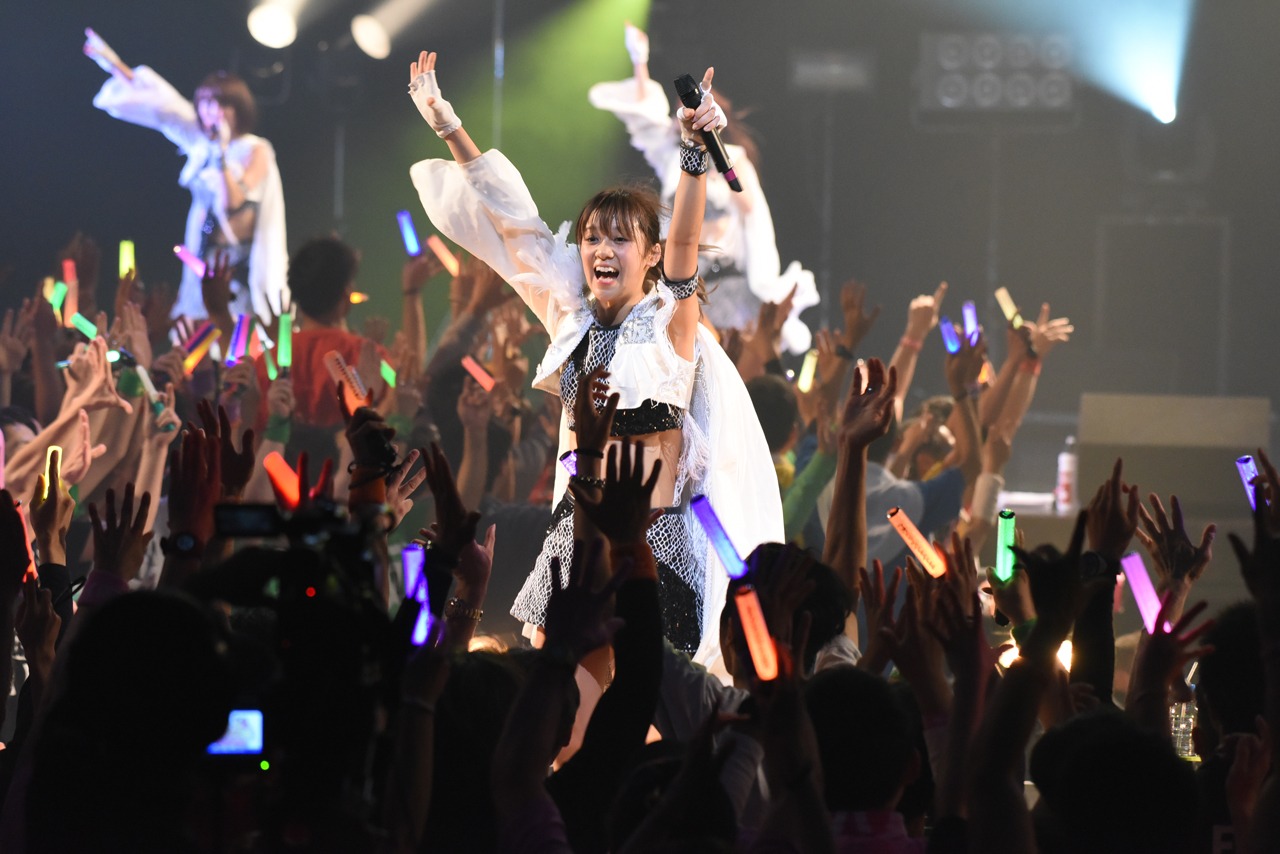 「アップアップガールズ（仮）ライブハウスツアー2015 ハイスパート RAVE FESTIVAL～Zepp Tokyo決戦～」の様子。
