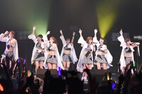 「アップアップガールズ（仮）ライブハウスツアー2015 ハイスパート RAVE FESTIVAL～Zepp Tokyo決戦～」の様子。
