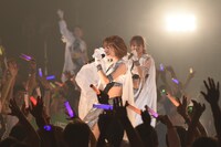 「アップアップガールズ（仮）ライブハウスツアー2015 ハイスパート RAVE FESTIVAL～Zepp Tokyo決戦～」の様子。