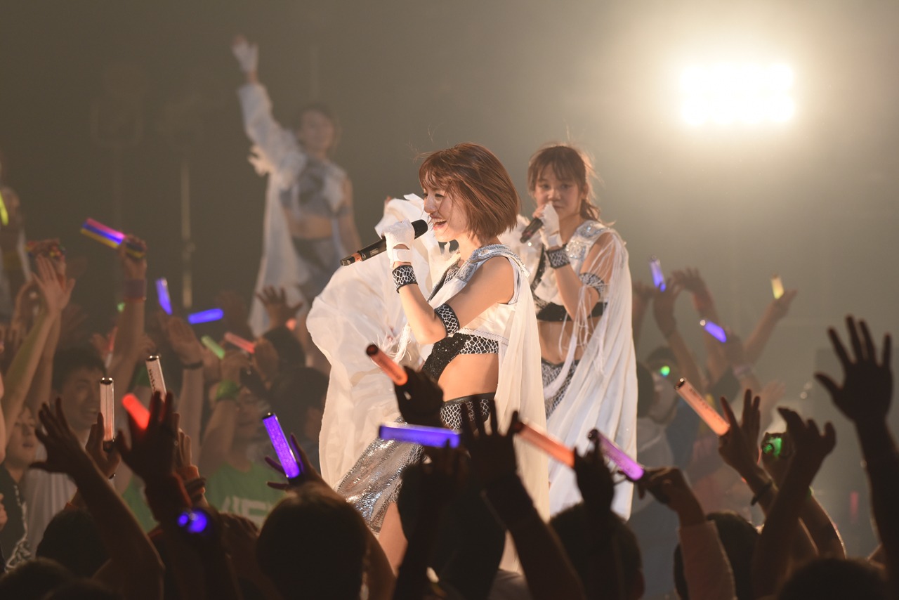 「アップアップガールズ（仮）ライブハウスツアー2015 ハイスパート RAVE FESTIVAL～Zepp Tokyo決戦～」の様子。