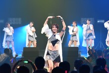 「アップアップガールズ（仮）ライブハウスツアー2015 ハイスパート RAVE FESTIVAL～Zepp Tokyo決戦～」の様子。