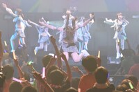 「アップアップガールズ（仮）ライブハウスツアー2015 ハイスパート RAVE FESTIVAL～Zepp Tokyo決戦～」の様子。