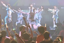 「アップアップガールズ（仮）ライブハウスツアー2015 ハイスパート RAVE FESTIVAL～Zepp Tokyo決戦～」の様子。