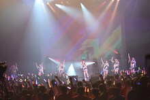 「アップアップガールズ（仮）ライブハウスツアー2015 ハイスパート RAVE FESTIVAL～Zepp Tokyo決戦～」の様子。