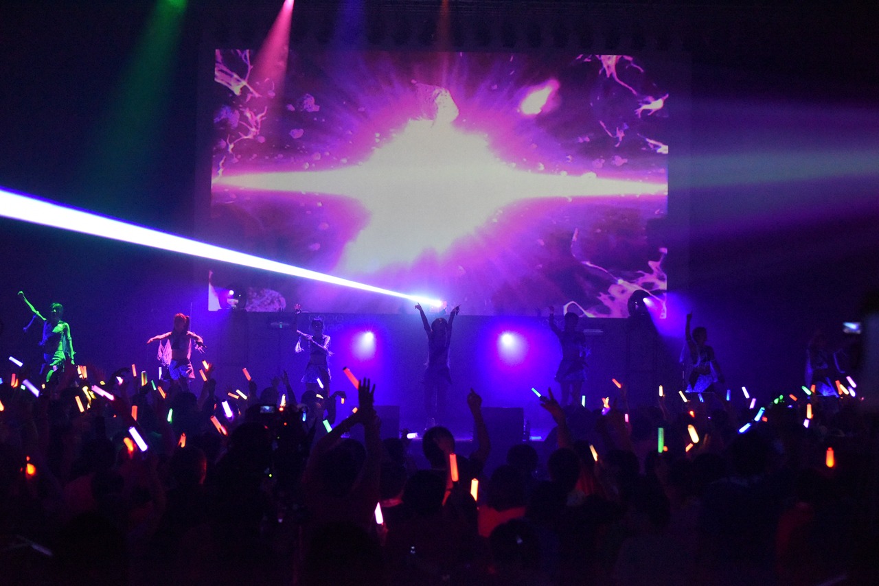 「アップアップガールズ（仮）ライブハウスツアー2015 ハイスパート RAVE FESTIVAL～Zepp Tokyo決戦～」の様子。