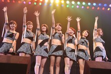 「アップアップガールズ（仮）ライブハウスツアー2015 ハイスパート RAVE FESTIVAL～Zepp Tokyo決戦～」の様子。