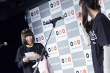 手紙を交換する吉田凜音と蒼波純。（Photo by Masayo）