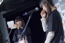 手紙を交換する吉田凜音と蒼波純。（Photo by Masayo）