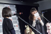 手紙を交換する吉田凜音と蒼波純。（Photo by Masayo）