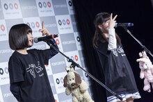 ライブ中の吉田凜音と蒼波純。（Photo by Masayo）