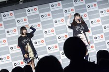 ライブ中の吉田凜音と蒼波純。（Photo by Masayo）