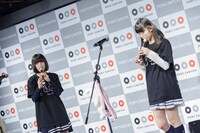 リコーダーを吹く吉田凜音と蒼波純。（Photo by Masayo）