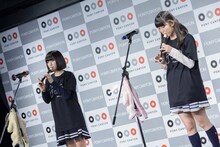 リコーダーを吹く吉田凜音と蒼波純。（Photo by Masayo）