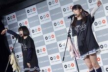 ライブ中の吉田凜音と蒼波純。（Photo by Masayo）