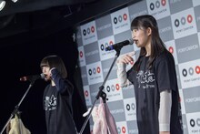 ライブ中の吉田凜音と蒼波純。（Photo by Masayo）