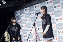 トーク中の吉田凜音と蒼波純。（Photo by Masayo）