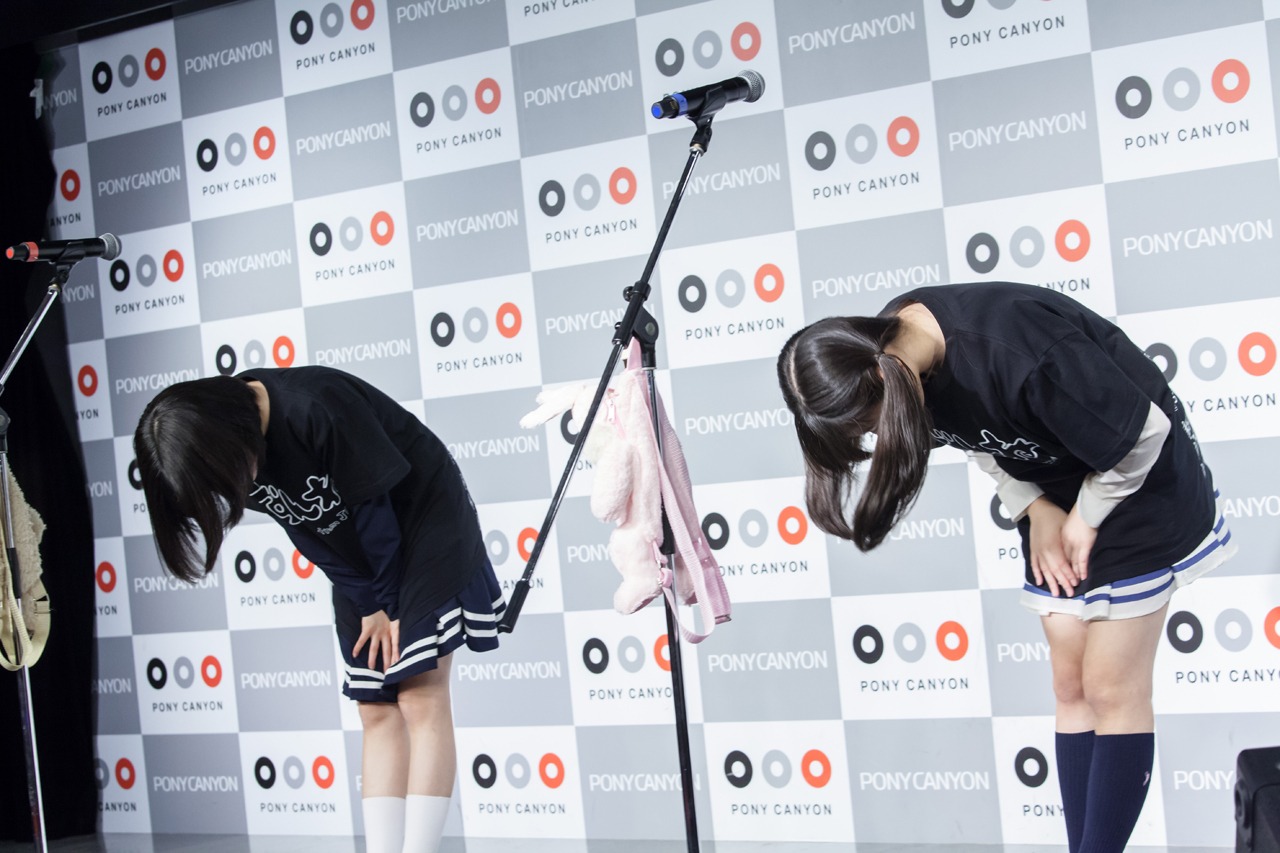 ライブを終え礼をする吉田凜音と蒼波純。（Photo by Masayo）