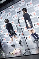 ぬいぐるみを置いてステージをあとにする吉田凜音と蒼波純。（Photo by Masayo）