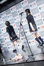 ぬいぐるみを置いてステージをあとにする吉田凜音と蒼波純。（Photo by Masayo）