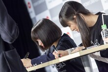 特典会中の吉田凜音と蒼波純。（Photo by Masayo）