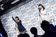 ライブ中の吉田凜音と蒼波純。（Photo by Masayo）