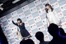 ライブ中の吉田凜音と蒼波純。（Photo by Masayo）