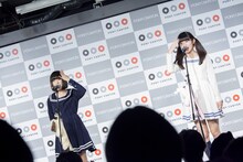 ライブ中の吉田凜音と蒼波純。（Photo by Masayo）