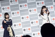 ライブ中の吉田凜音と蒼波純。（Photo by Masayo）