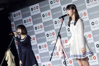 ライブ中の吉田凜音と蒼波純。（Photo by Masayo）